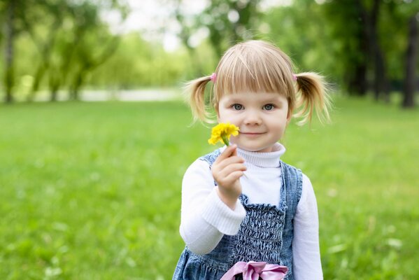 Linda chica con una flor en el parque