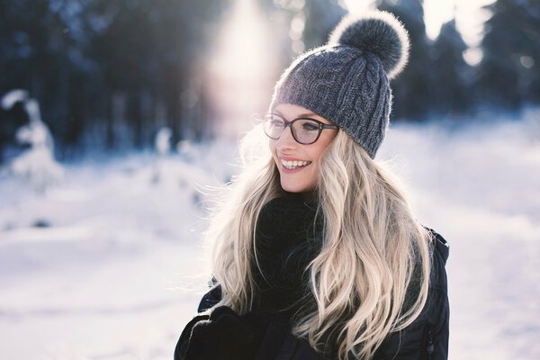 Winterlandschaft und Mädchen im Hintergrund