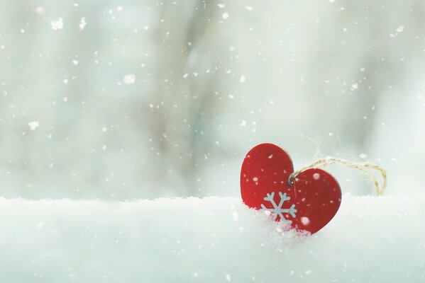 Cuore nella neve soffice