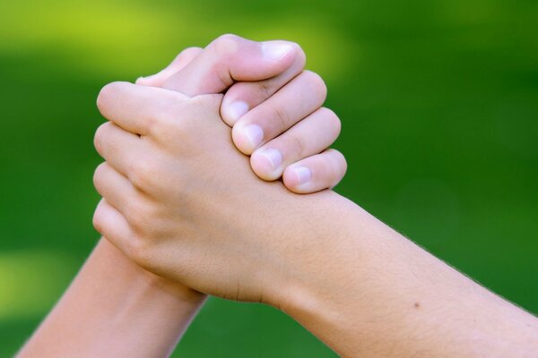 Две руки держатся друг за друга