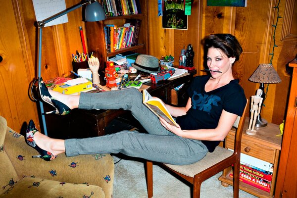 Evangeline Lilly reads in the room