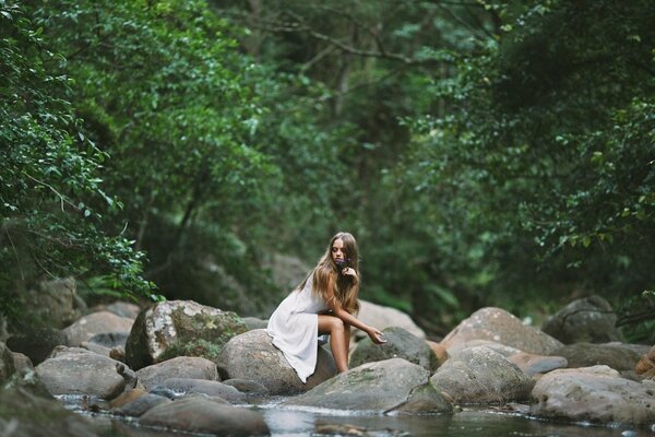 Fille solitaire sur les rochers