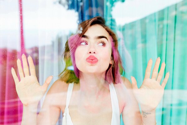 Lily Collins beso ventana