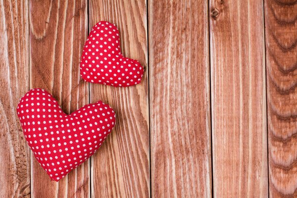 Corazones en una mesa de madera