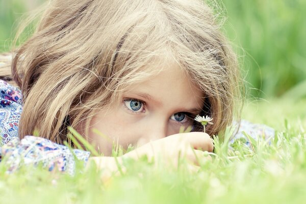 Bambina felice con Margherita