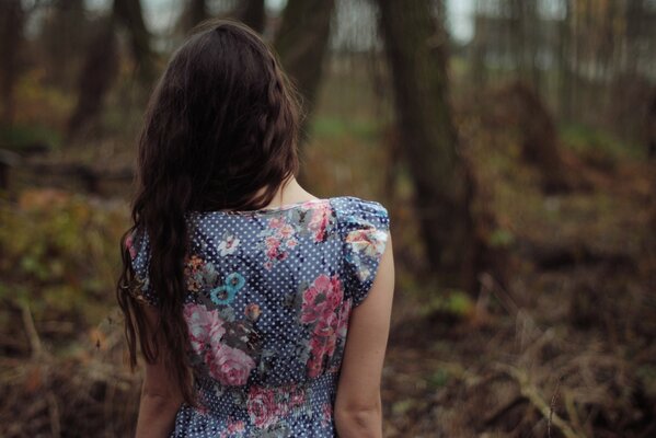 La jeune fille dans la forêt de la photographie dans le dos