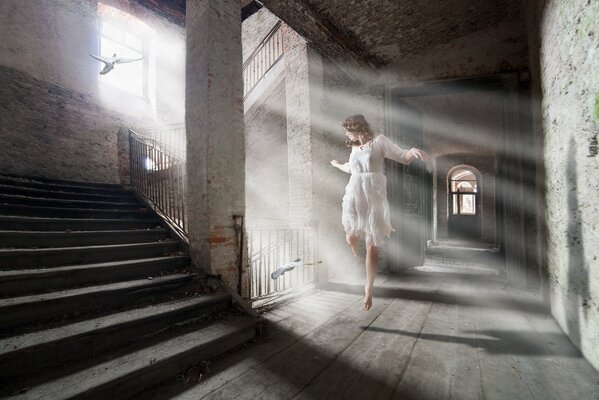 Ein verlassenes Haus und ein tanzendes Mädchen im weißen Kleid