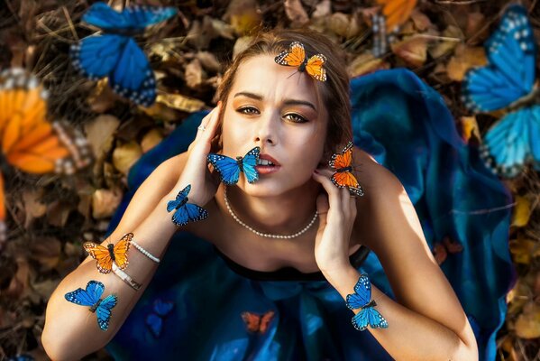 Chica en mariposas en vestido de satén