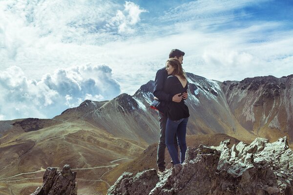 Pareja enamorada en las montañas