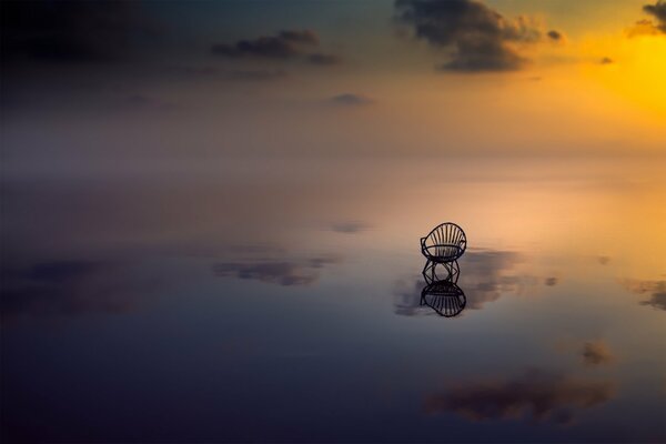 Reflejo del cielo y las nubes en el agua