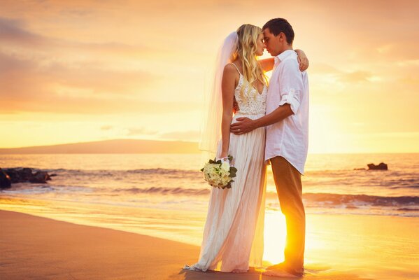 Foto de la boda en el fondo del mar de la puesta del sol