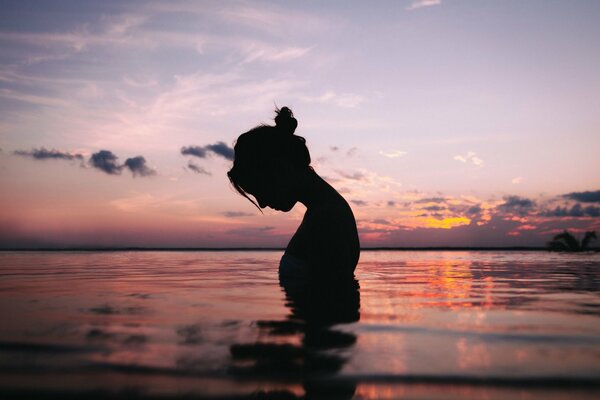Silhouette eines friedlichen Mädchens im Teich
