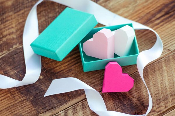 Voluminous paper hearts in a green box