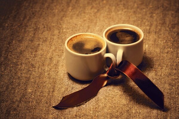 Les deux associés de tasses à café de