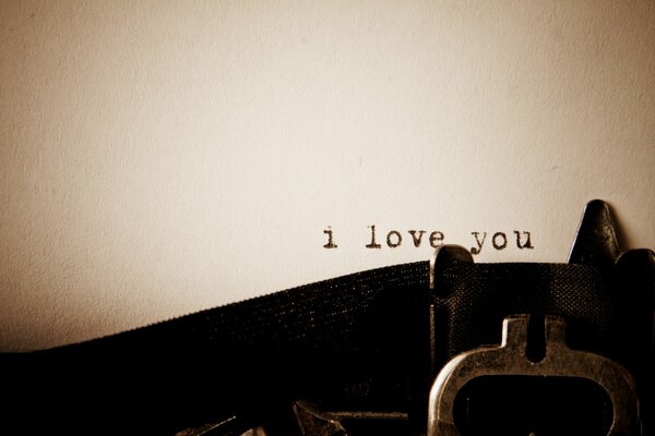 Я люблю тебя надпись на бумаге напечатана машинкой