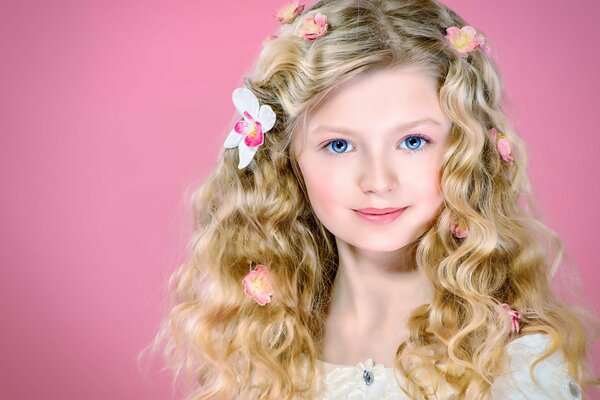 Niña con flores en el pelo