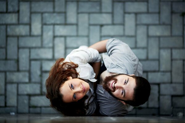 Le gars et la fille debout et souriant