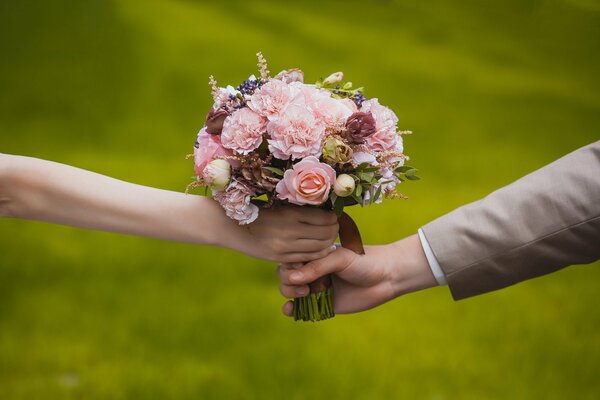 Mari et femme tenant un bouquet