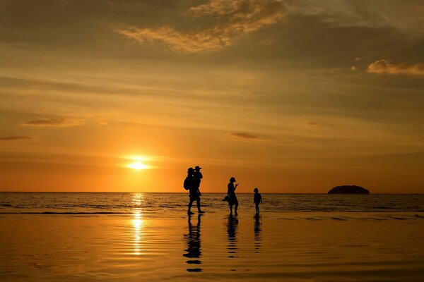 Silhouetten der Familie auf Sonnenuntergang und Meer Hintergrund