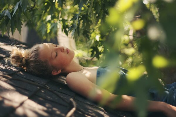 Hermosa chica durmiendo. La chica está descansando. Dormir al aire libre