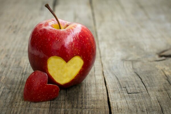 Le coeur de la pomme rouge