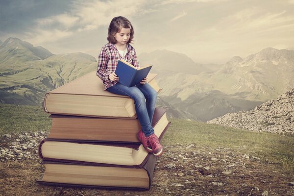 Jeune fille lisant un livre sur la nature