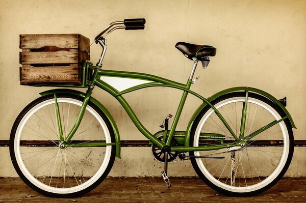 Bicicleta verde con cesta de madera