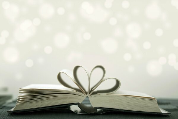 Si trova un libro aperto con pagine piegate a forma di cuore