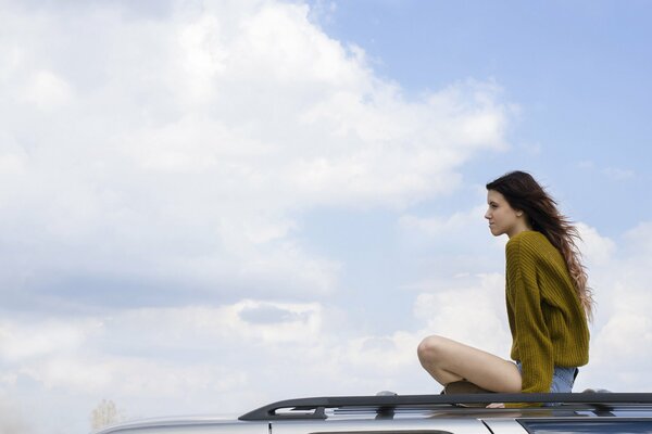 La jeune fille sur le toit de l auto