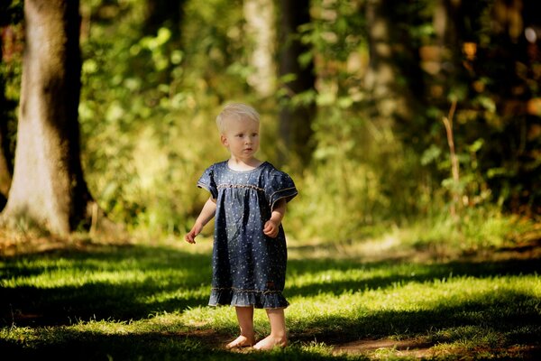 Baby in Platice auf einer Waldlichtung