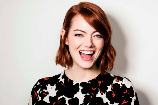 Emma Stone en un atuendo abigarrado se ríe