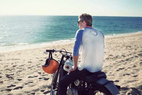 Hombre en la playa del océano