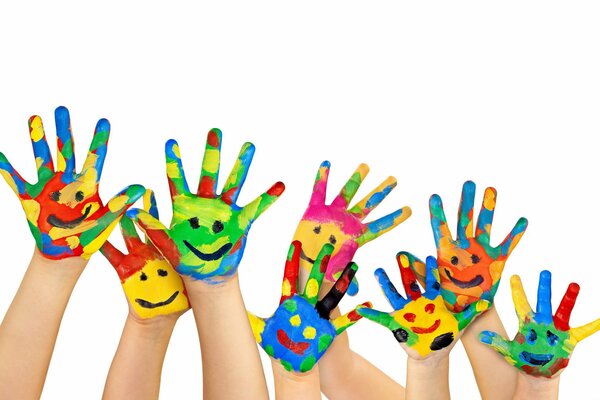Su sfondo bianco mani colorate per bambini