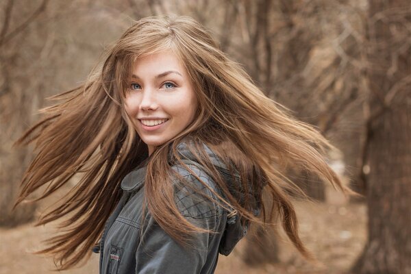 Fille dans le parc. Sourire. Cheveux longs