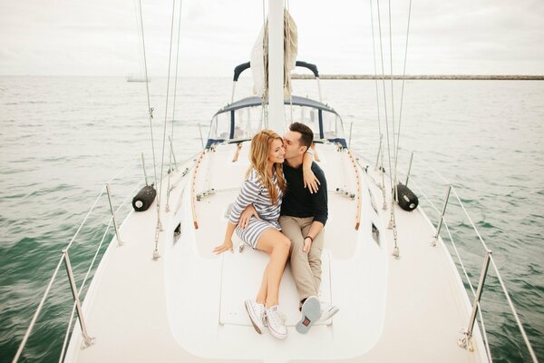 Coppia di amanti su uno yacht in stile classico sportivo
