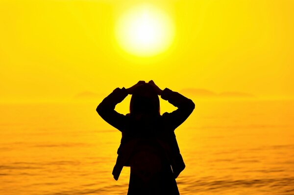 Chica al atardecer junto al mar