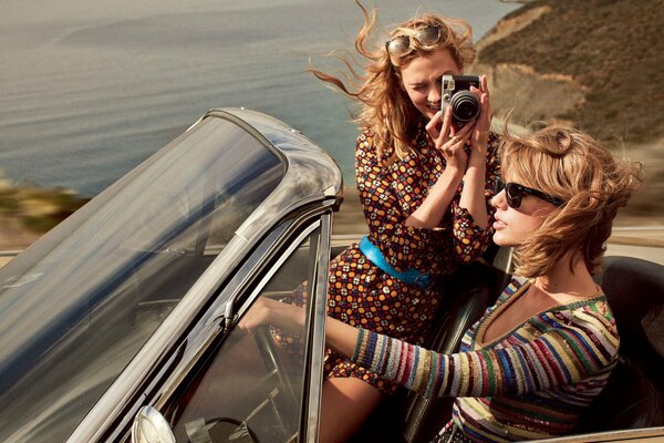 Fotoshooting im auto von taylor swift und karlie kloss