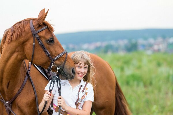 Девушка и конь-лучшие друзья