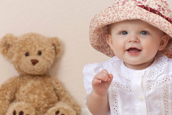 Schönes Mädchen mit blauen Augen und Teddybär