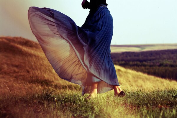 Mädchen, das im Kleid über das Feld läuft