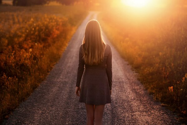 Chica en el campo al amanecer