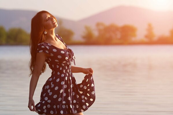 Chica morena por la mañana en el río