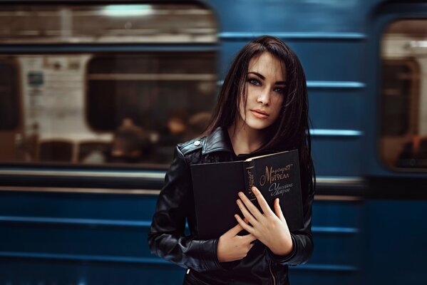 Mädchen mit Buch von der U-Bahn weggetragen