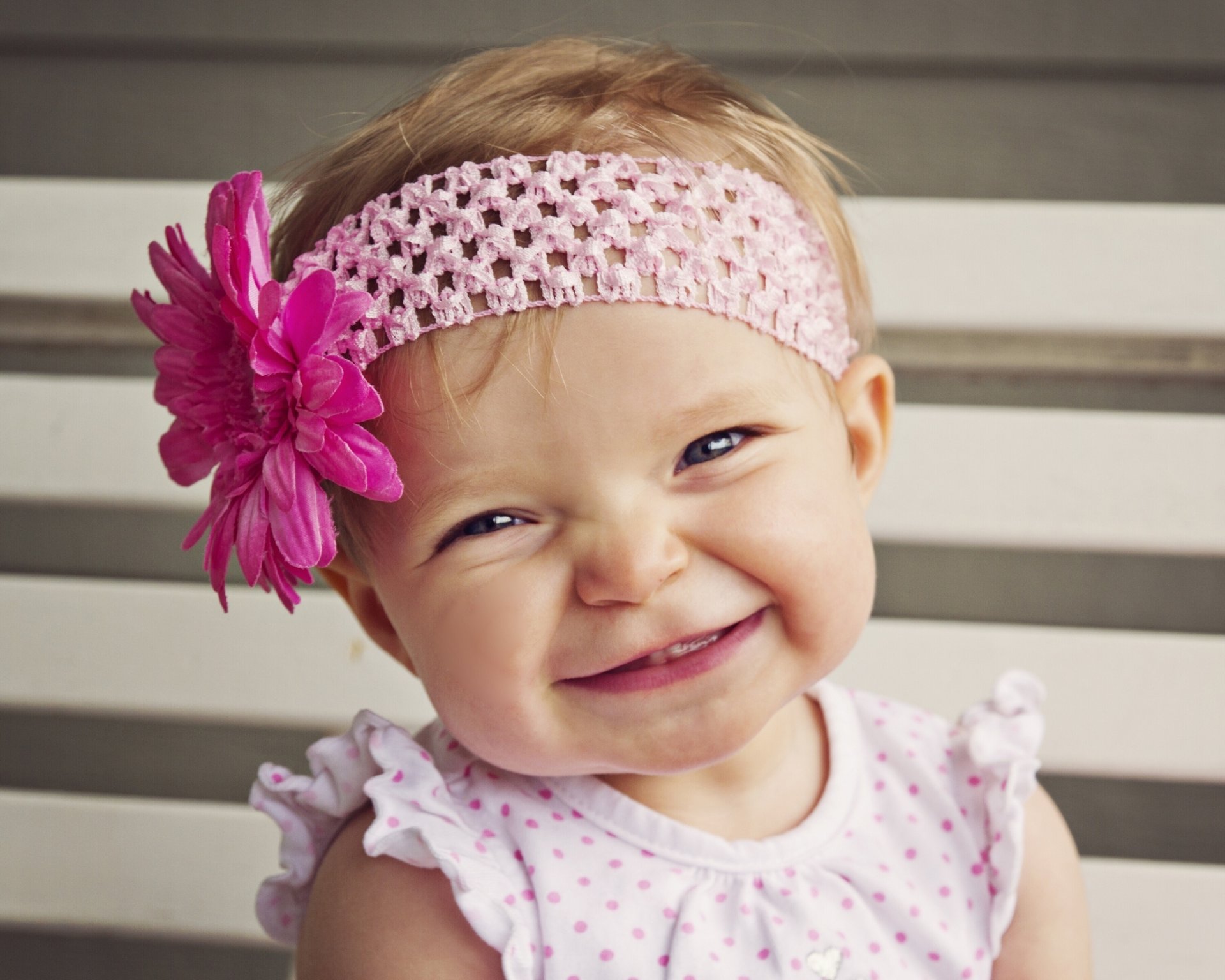 niña bebé sonrisa estado de ánimo flor diadema