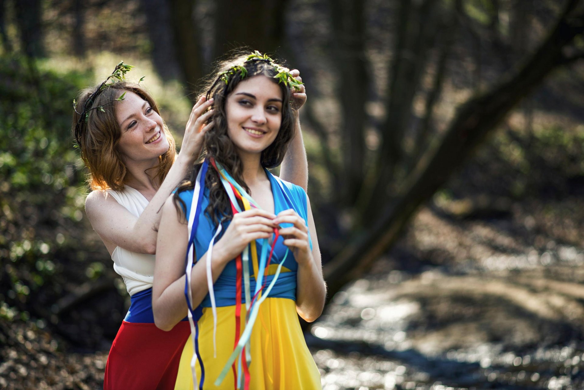 länder russland ukraine frieden freundschaft ruhe kleiderfahnen mädchen