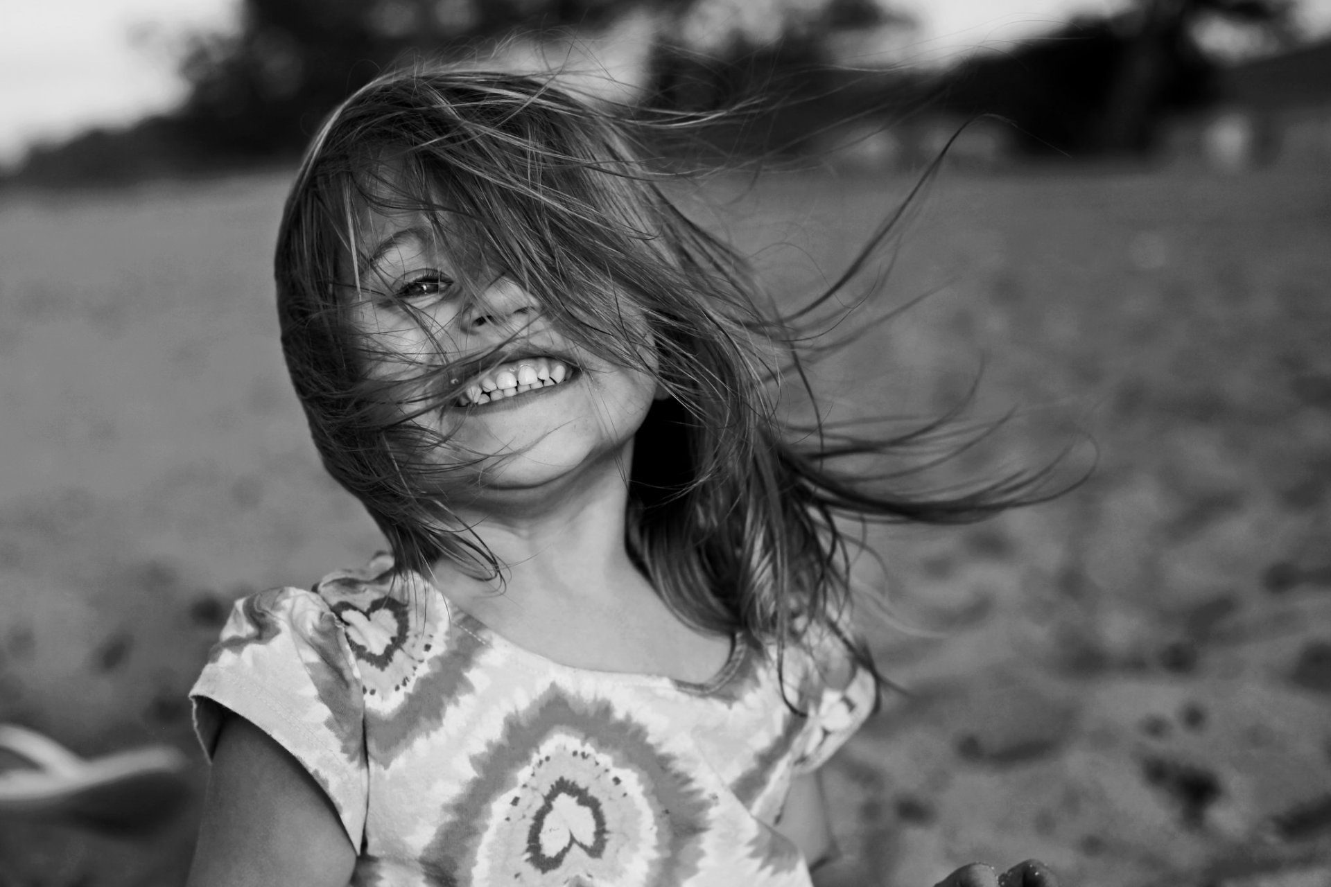 noir et blanc portrait jeune fille des rires de la joie de boké