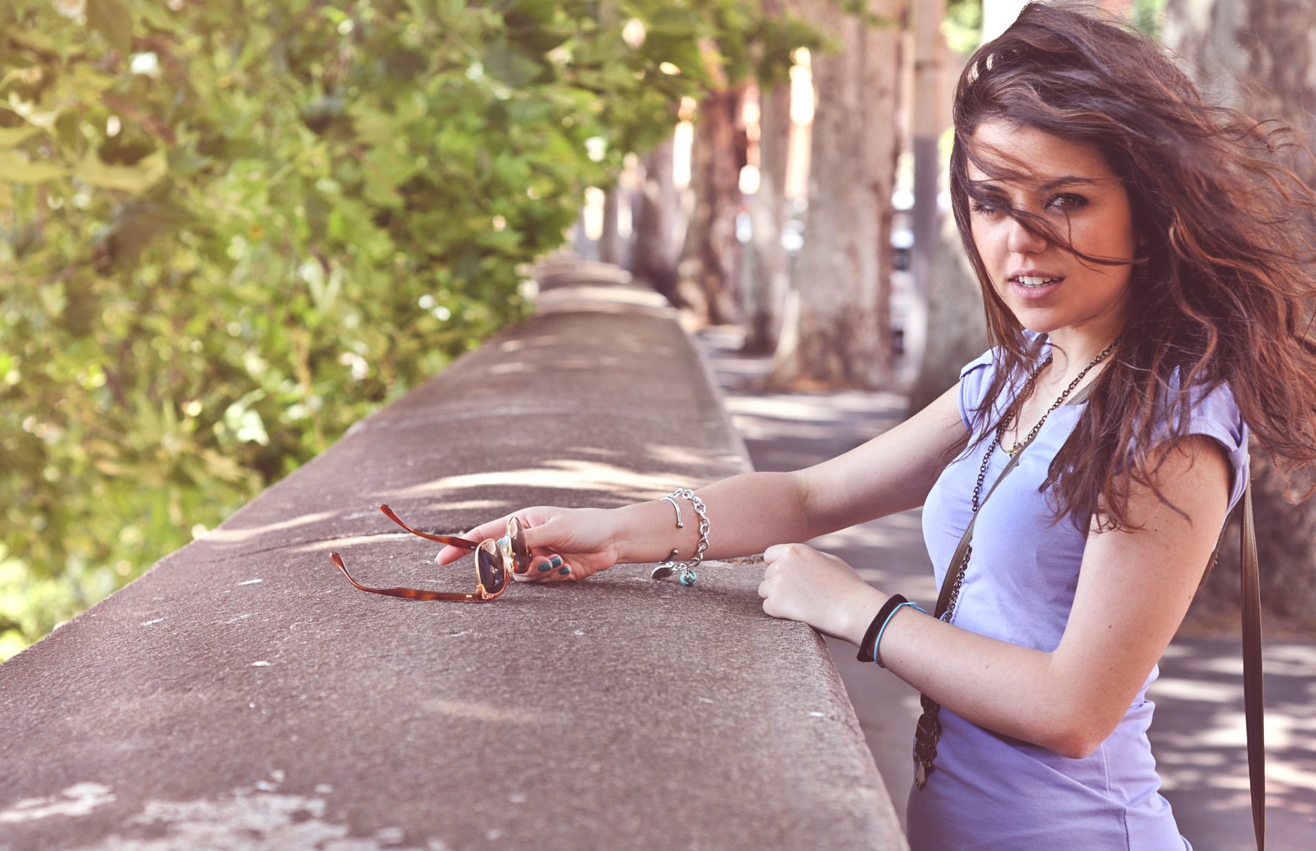 chica viento pelo mirada gafas