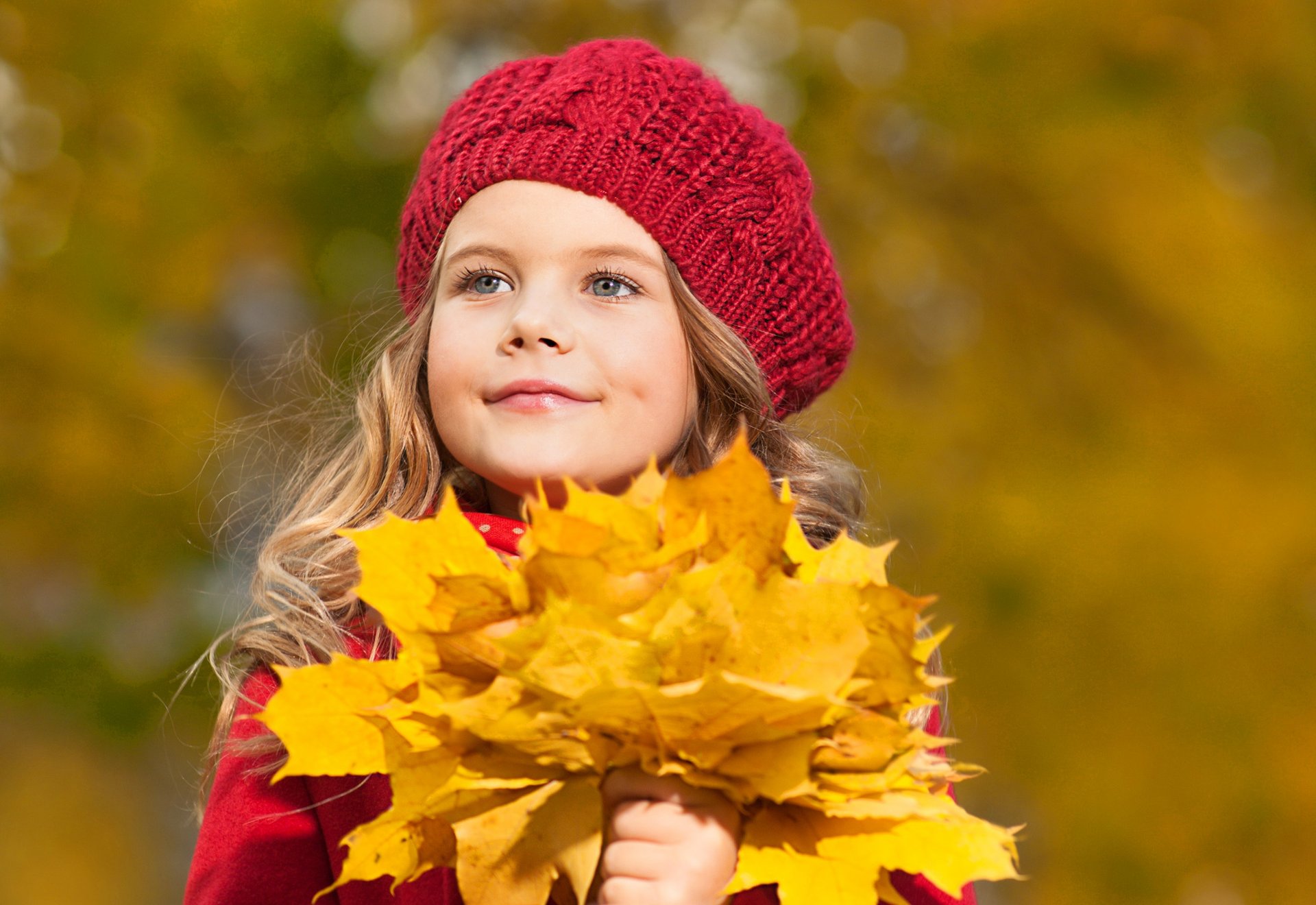 mädchen grauäugig blond blick blätter baskenmütze herbst