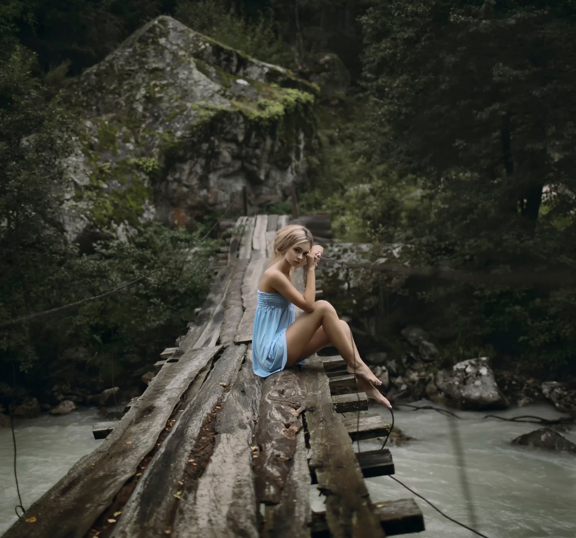 brücke mädchen kleid beine blick