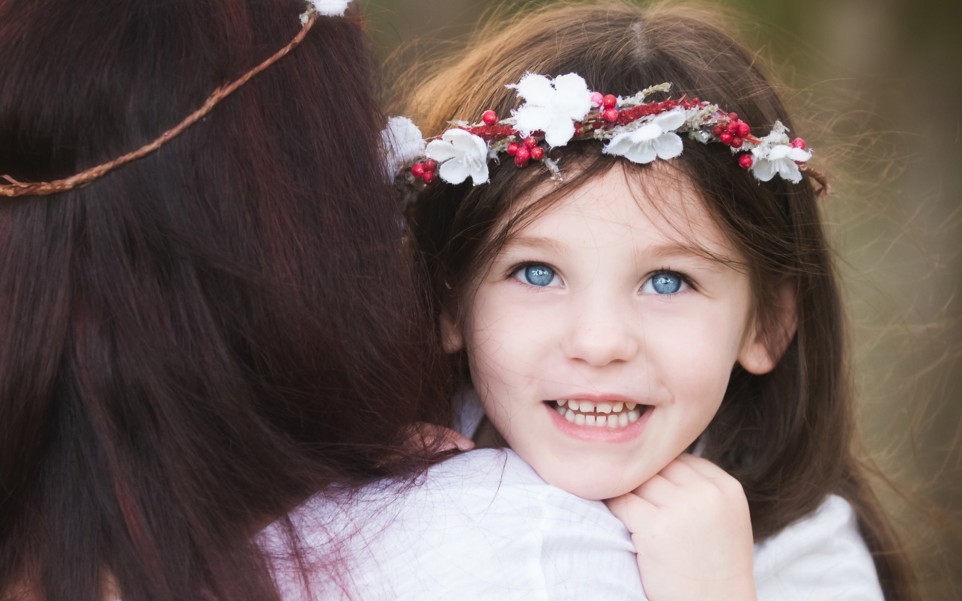 fille maman humeur joie sourire couronne fleurs fille enfant fond papier peint écran large plein écran écran large écran large